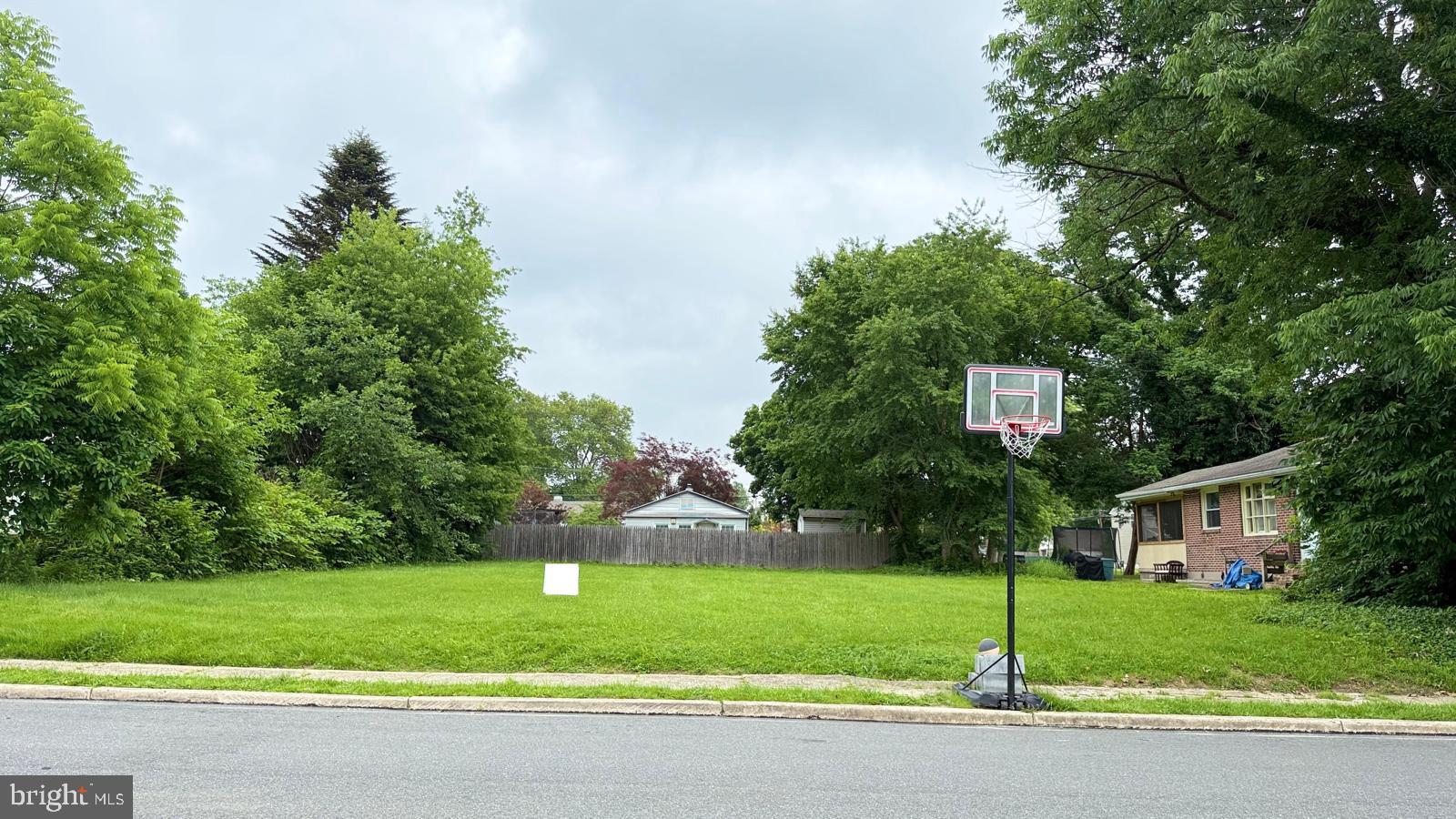 🌿 Land for Sale – Prime Opportunity in Woodlyn, PA!
📍 126 Youngs Ave, Woodlyn, PA 19094
We are excited to present this excellent residential lot located in the heart of Delaware County, in the quiet and well-connected community of Woodlyn, Pennsylvania. A perfect spot to build your dream home or make a smart investment in a growing area!
📌 Location Highlights:
🚗 Quick access to I-95, just 20 minutes from Philadelphia and close to Wilmington, DE.
🛍️ Near shopping centers, supermarkets, pharmacies, and local restaurants.
🎓 Close to public and private schools, including Ridley High School and Widener University.
🌳 Surrounded by parks and green areas like Woodlyn Park with nearby walking trails.
🏡 Why This Lot?
Flat, buildable lot ready for your residential project.
Quiet, safe neighborhood with great community appeal.
Located in a high-demand area for buyers and renters alike.
Ideal for developers, investors, or families looking to build a new home.
Don't miss out on this opportunity to secure a great lot in one of Delaware County’s most promising areas.