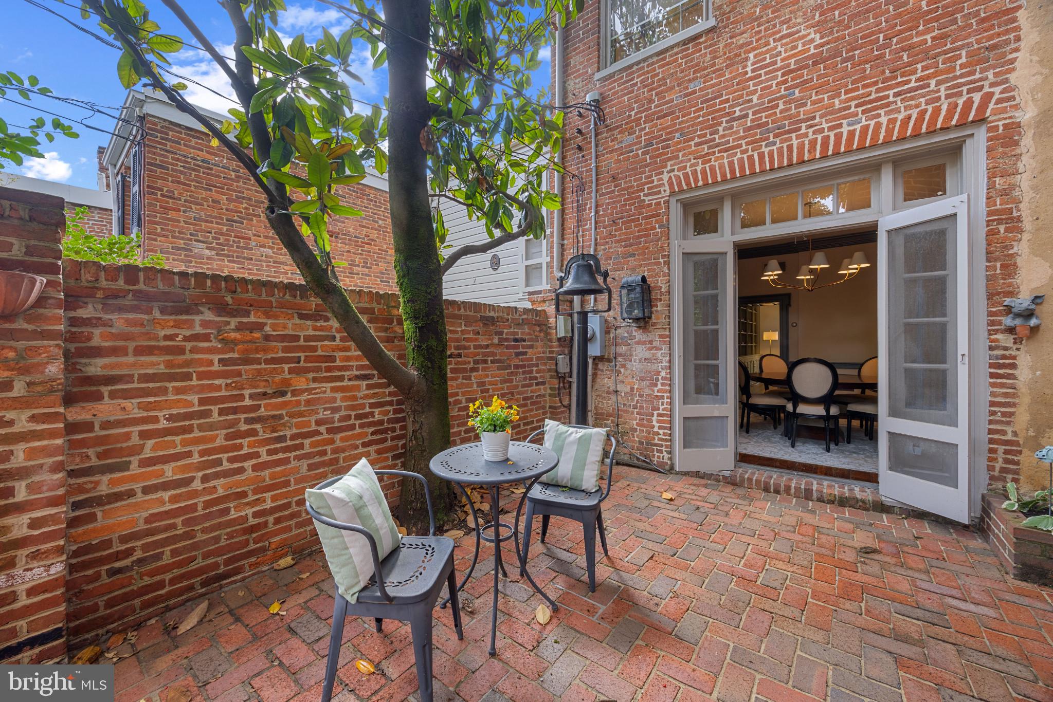 OLD TOWN ALEXANDRIA - Residential