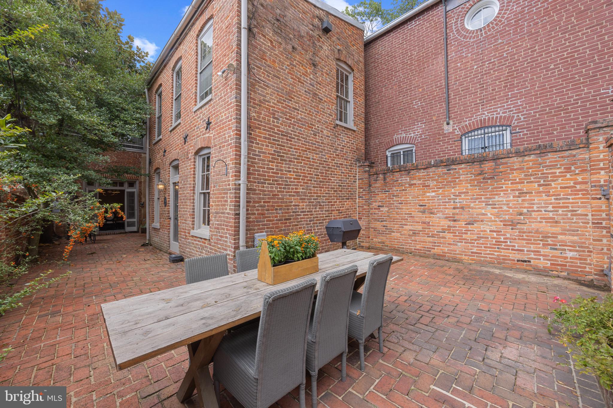 OLD TOWN ALEXANDRIA - Residential