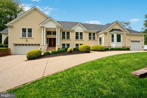 7201 Thomas Branch Drive, Bethesda, MD MLS: MDMC2176556