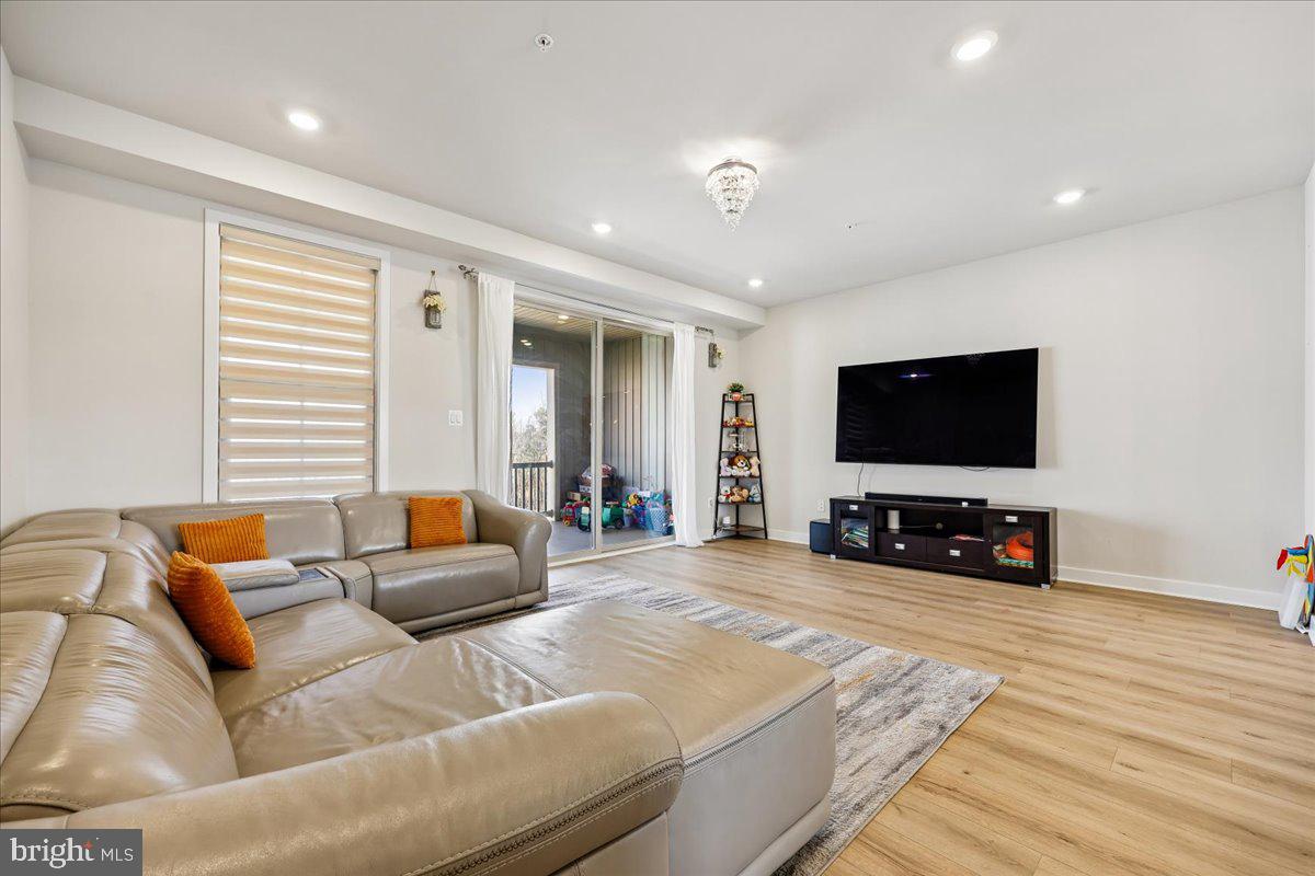 LAKE LINGANORE TOWN CENTER - Residential