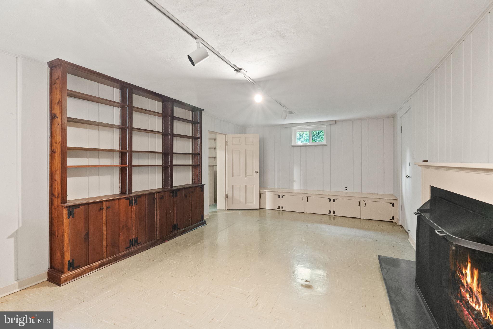 COUNTRY CLUB HILLS - Residential