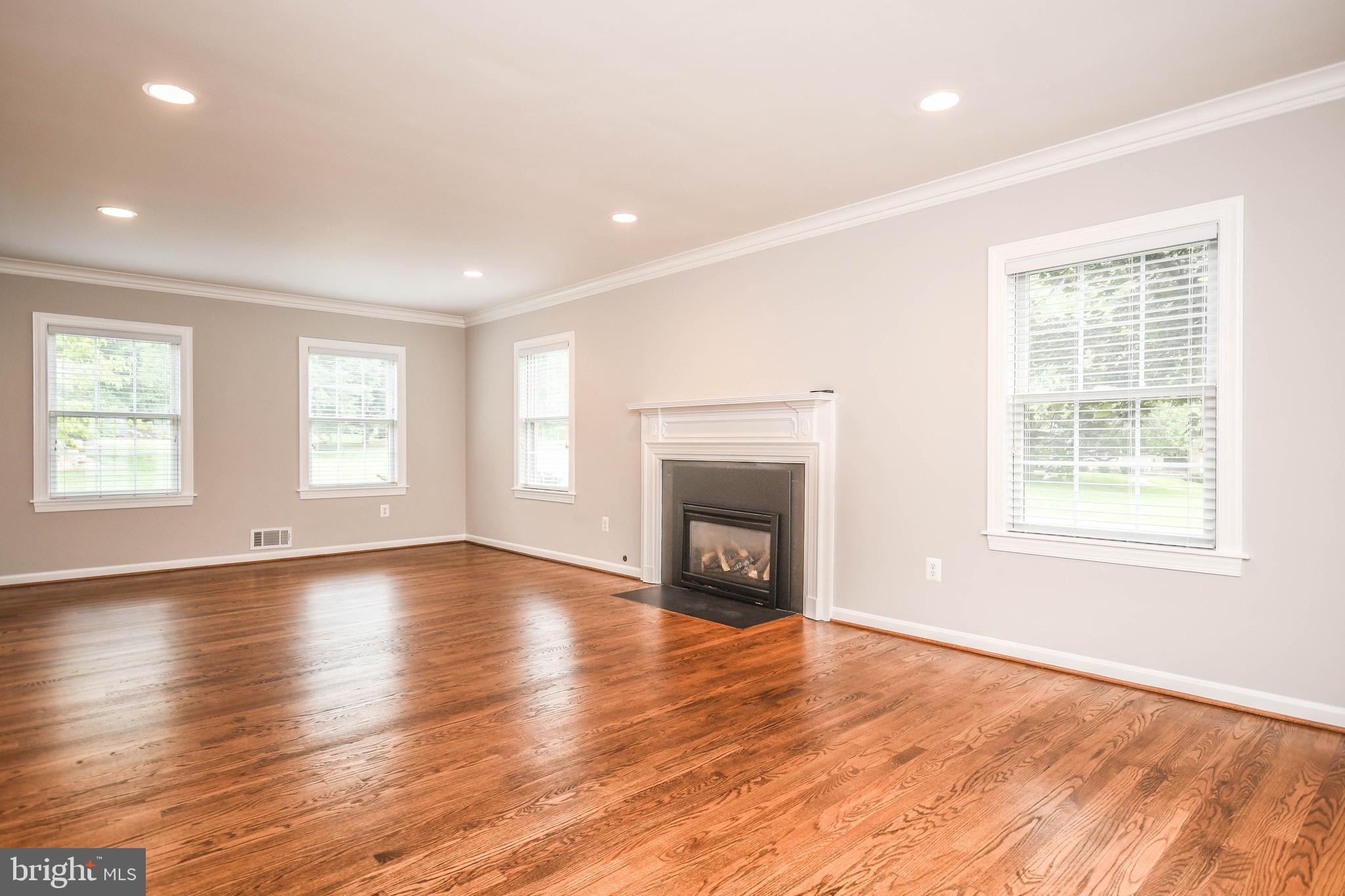 1211 VINITA LANE