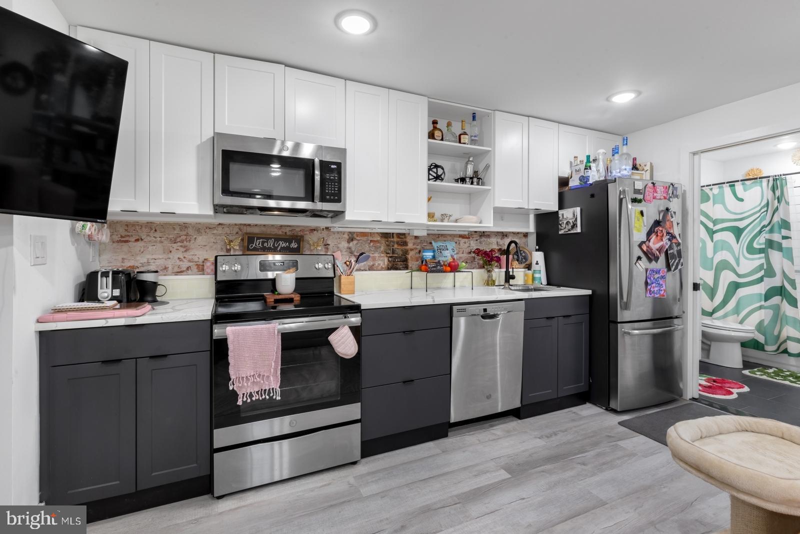 QUEEN VILLAGE - Residential Lease