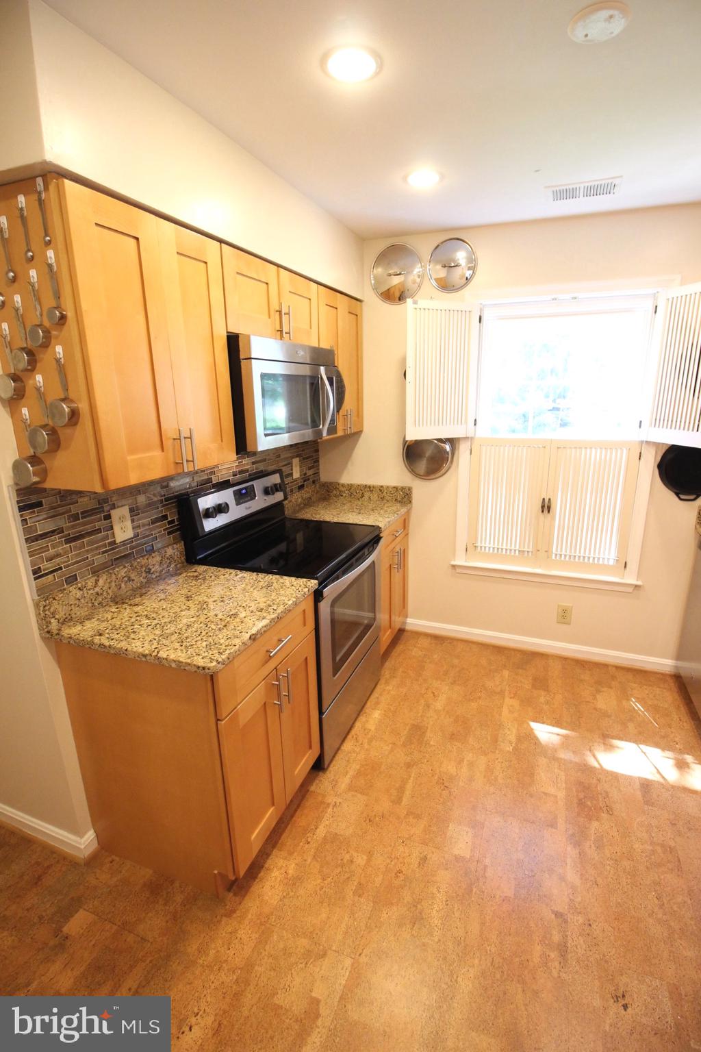 308 LOCUST STREET E SE 24