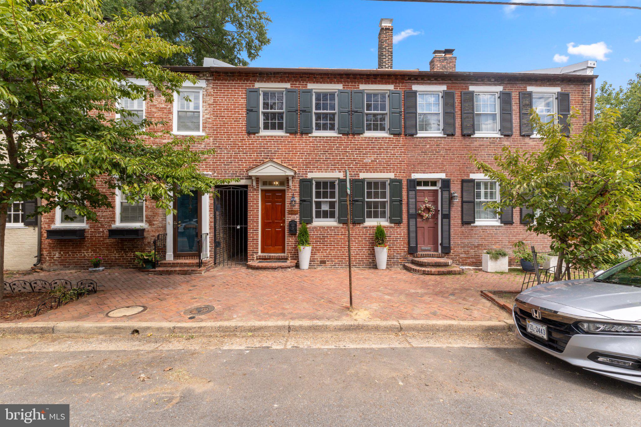 303 QUEEN STREET