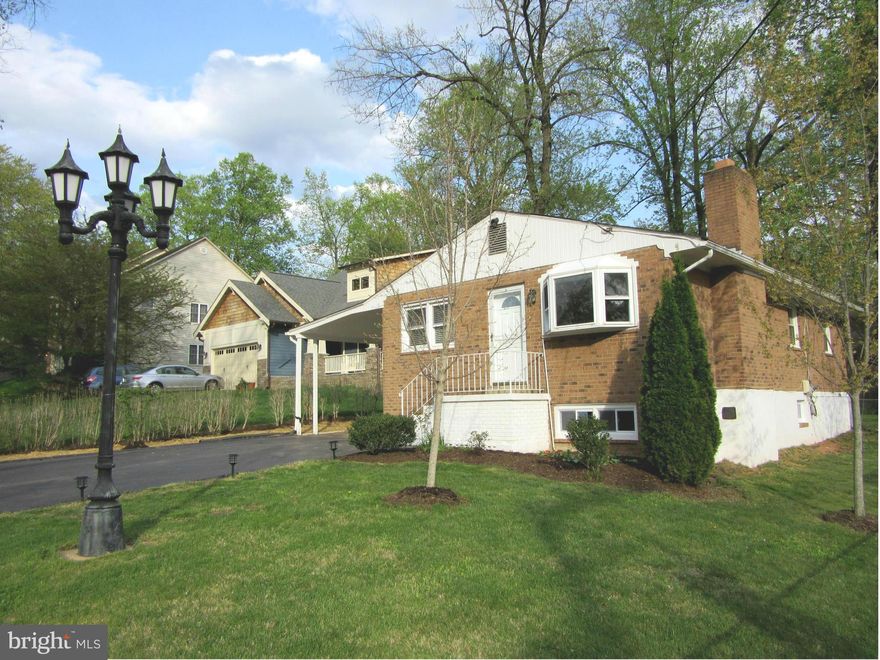 Charming rambler w/3 bds, 2 full baths, 2 fireplaces, RENOVATED w/ new ceram kitchen floor, granite counters, stainless fridge, new light fixtures, fresh paint, replaced windows, HRDWD in bdrms & living room, NEW carpet LL;  fenced flat bckyrd, sidewalks, near bike trail, elem. and mid. schools, Vienna metro station, walkable to town center. Move-in ready, beautiful neighborhood; PERFECT STARTER!
