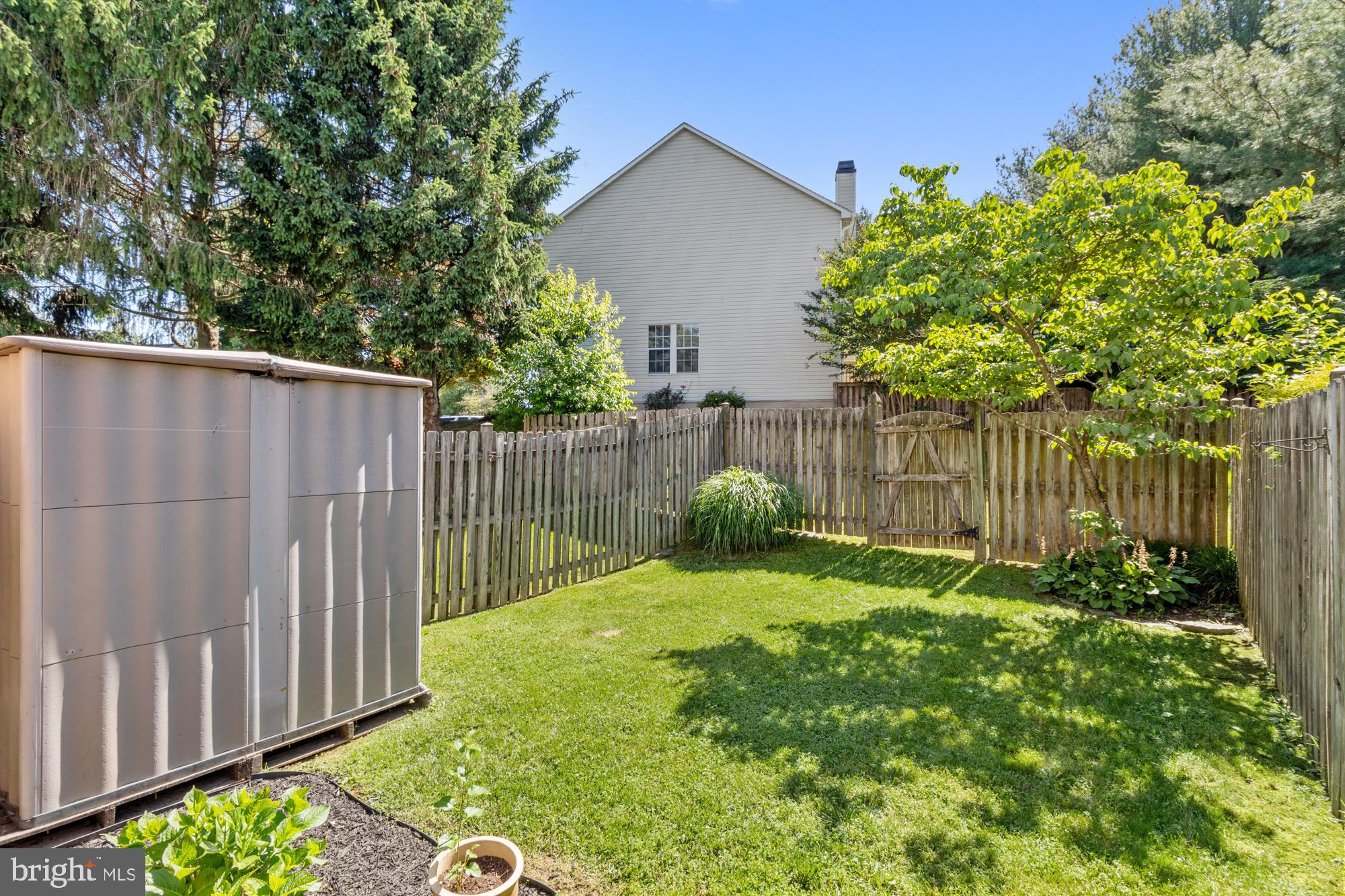 CONSTANT FRIENDSHIP - Residential