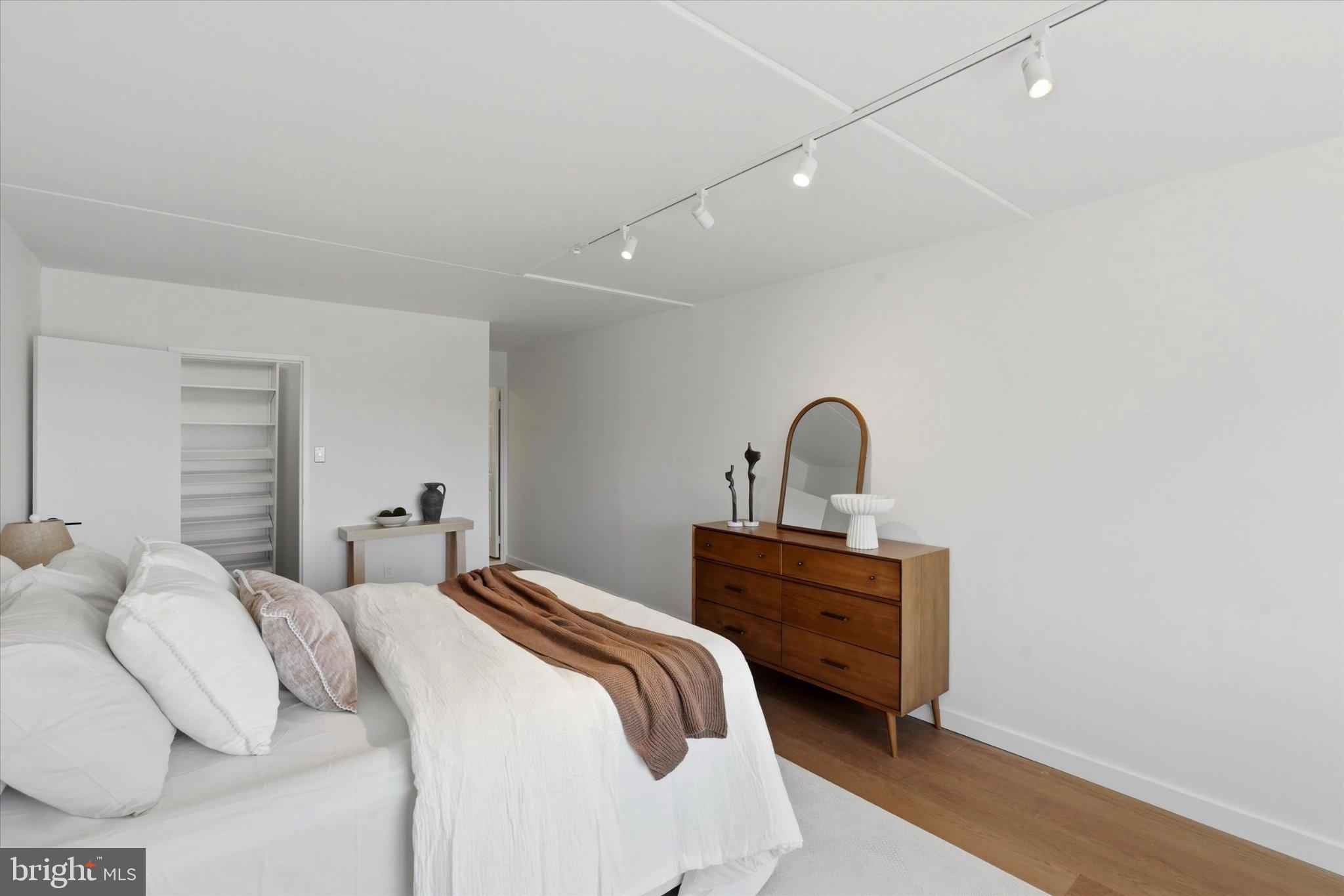SOCIETY HILL - Residential