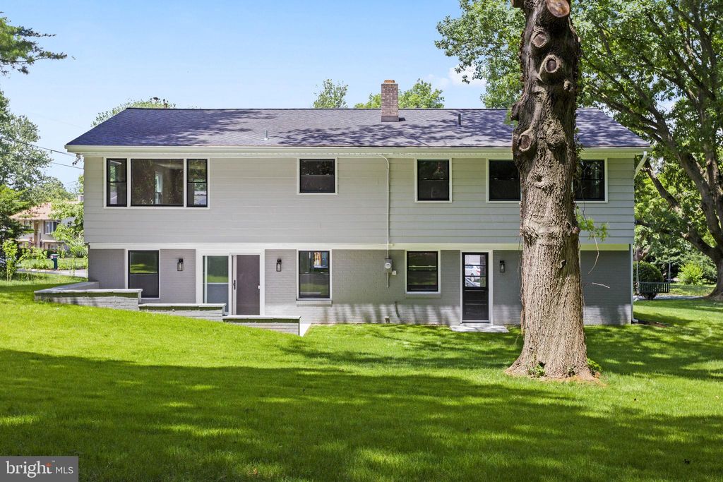 Photo of 1833 Amity Drive, Lancaster, PA 17601 (MLS # PALA2052234)