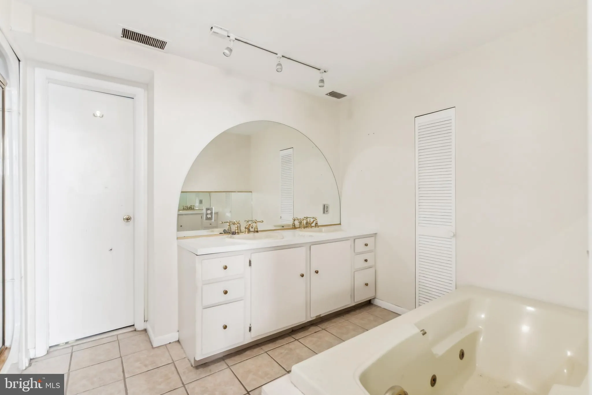 Philadelphia, Pennsylvania 19103, United States, 4 Bedrooms Bedrooms, ,Residential,Active,8839