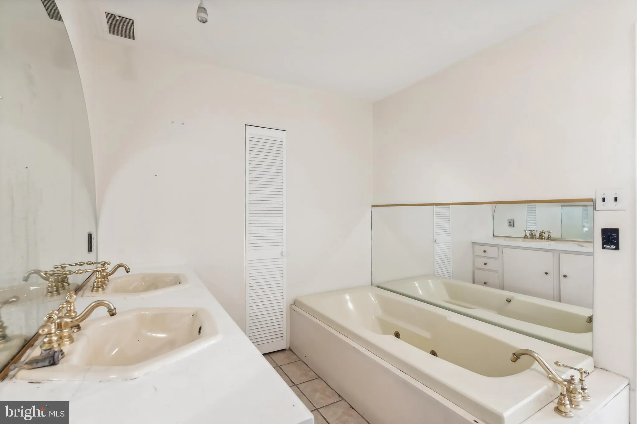 Philadelphia, Pennsylvania 19103, United States, 4 Bedrooms Bedrooms, ,Residential,Active,8839