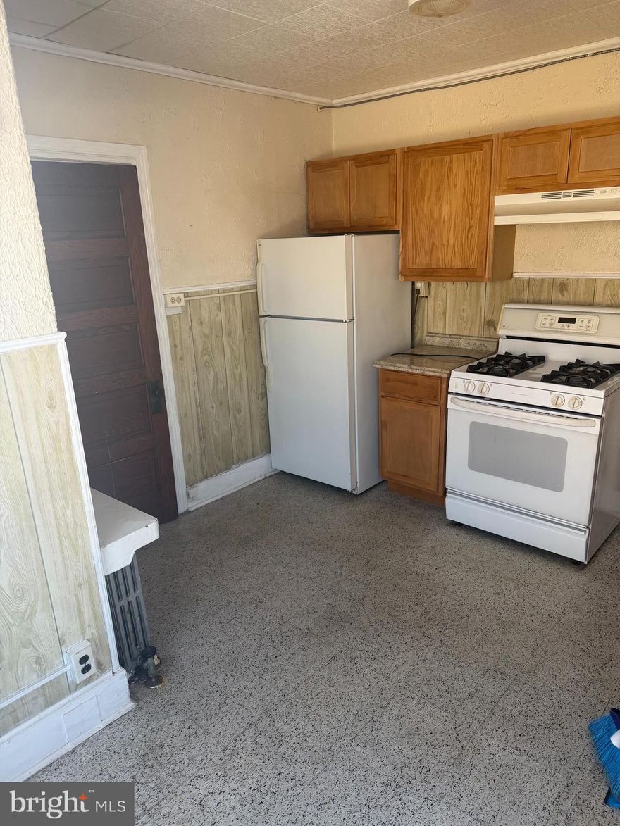 Enter into a spacious kitchen with loads of natural light and plenty of space for a small kitchenette seating area 

To the left you have a large bathroom with a standing shower 

To the right you have the bedroom space, quite spacious for a studio and lots of closet space. 

Section 8 & HCV vouchers of any kind accepted! 

Apply today! https://apply.link/Uhh41II
