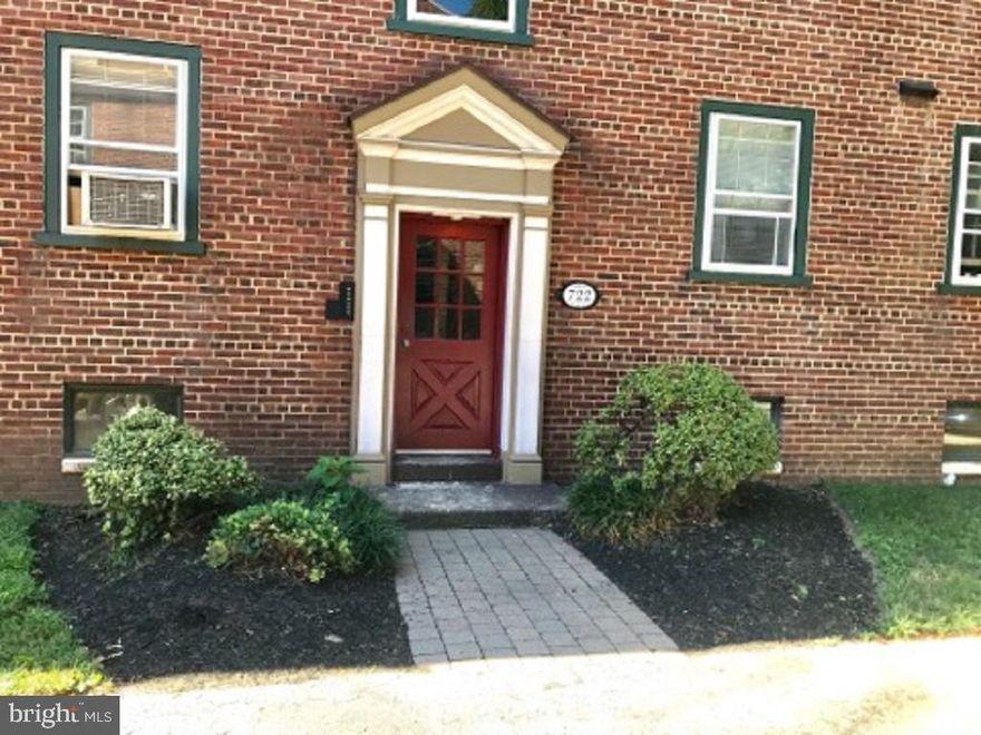 Bright corner Studio apartment available in a gated community in Northern Liberties! Will be freshly painted when the current tenant moves out at the end of the month. Available October 7th.  Conveniently located at 7th and Fairmount, close to public transportation, and all the restaurants and shopping that Northern Liberties has to offer. A few short blocks from neighborhood favorites such as Cafe La Maude, N. 3rd, Federal Donuts, and much more!!