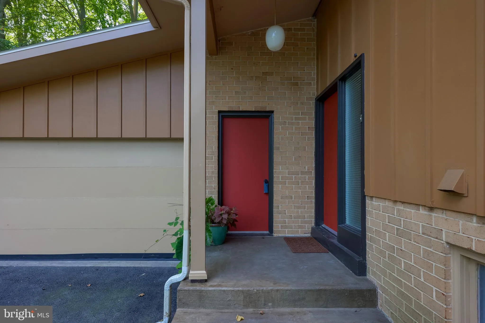 Lancaster, Pennsylvania 17601, United States, 4 Bedrooms Bedrooms, ,2 BathroomsBathrooms,Residential,Pending,206521