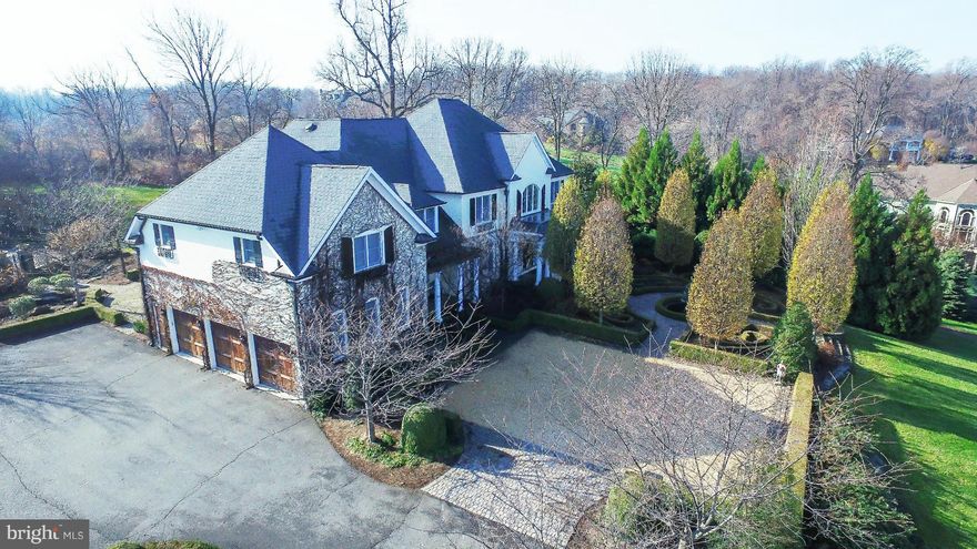 Extraordinary residence in the exclusive community of Beacon Hill perfectly situated to enjoy privacy and views. 5BDR 4+Bath home  include pool, pool house, outdoor kitchen and dining area, sports court and children's play area for unlimited outdoor, theater room. Perfect for intimate family living or sophisticated entertaining.