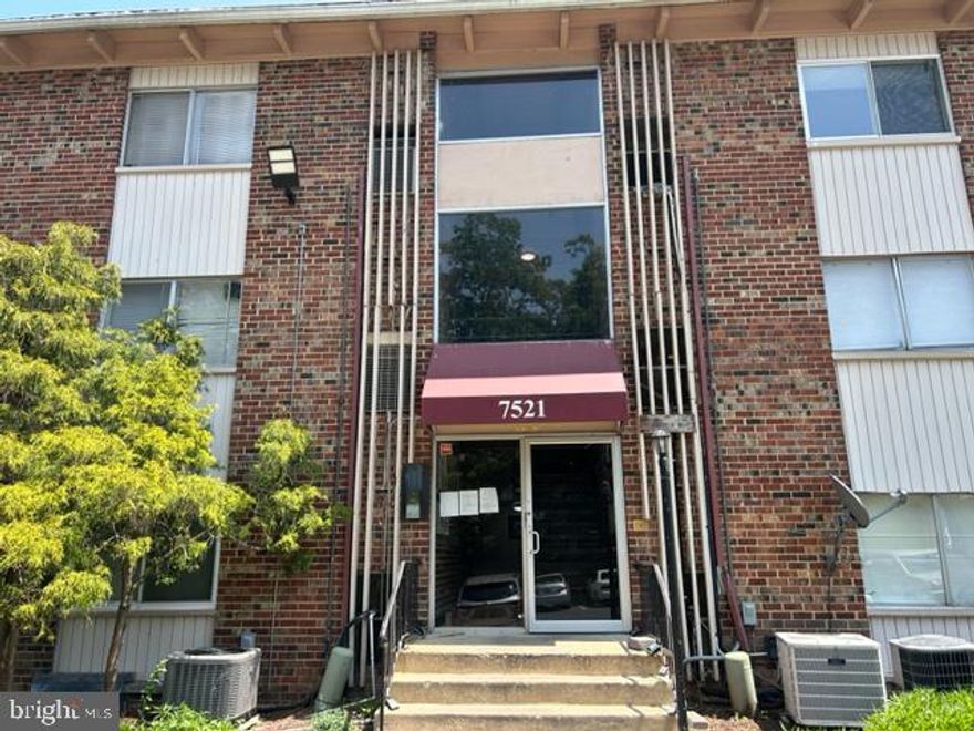 Great opportunity to  own the beautiful studio conveniently located in New Carrollton.
The unit is in need of the HVAC units.