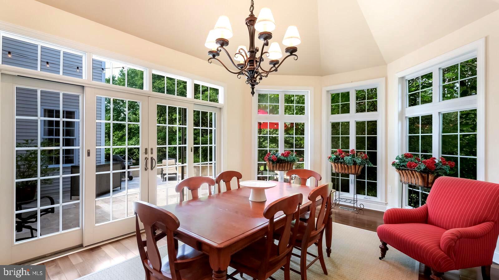 PONDVIEW - Residential