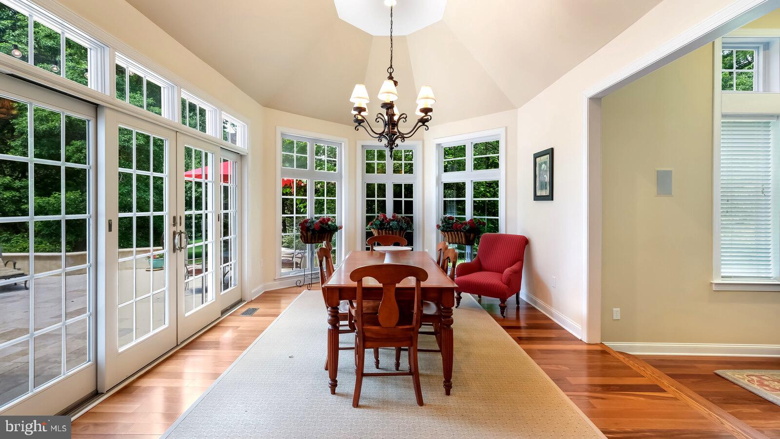 PONDVIEW - Residential