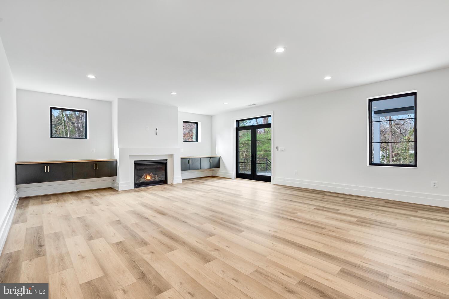 COUNTRY ACRES - Residential