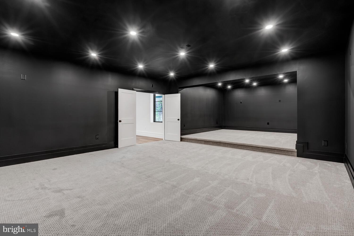 COUNTRY ACRES - Residential