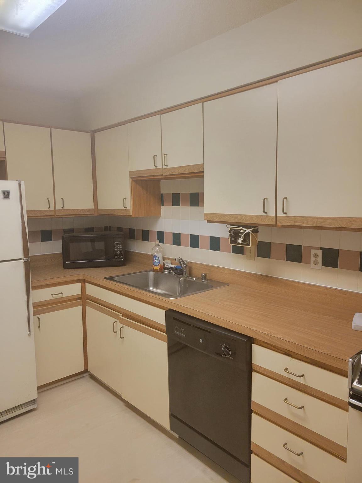 LEISURE WORLD - Residential Lease