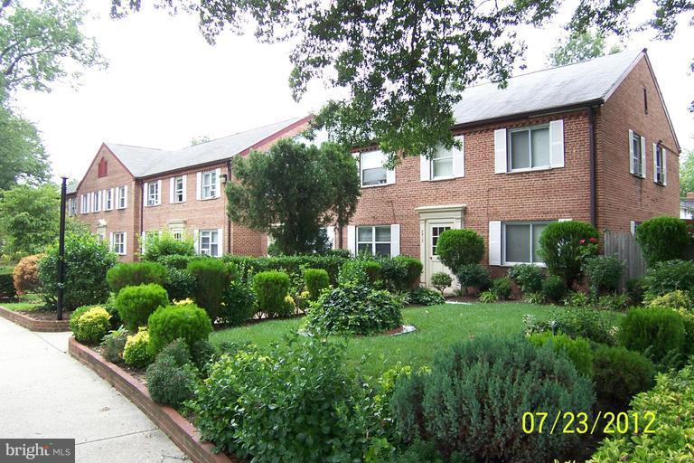 ARLINGTON COURT - Residential Lease