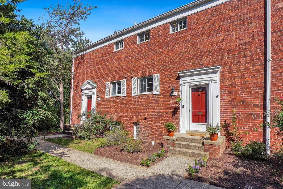 1919 N QUAKER LANE