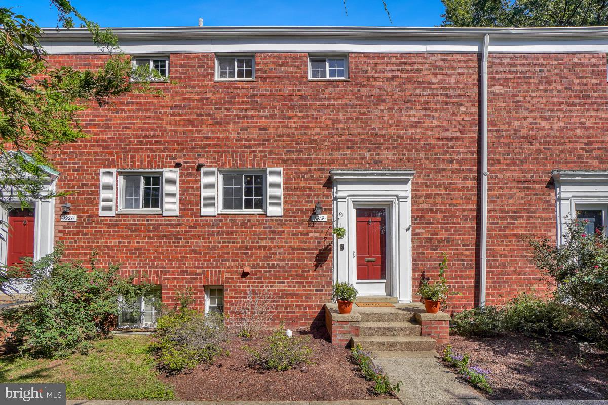 1919 N QUAKER LANE
