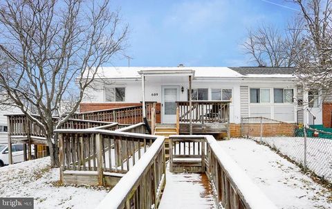 Photo of 609 Blandford Street, ROCKVILLE, MD 20850 (MLS # MDMC2210314)