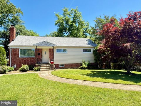 Photo of 3919 Gallows Road, ANNANDALE, VA 22003 (MLS # VAFX2317012)