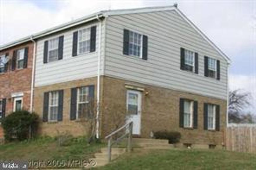 Townhouse 3 levels,  3bedrooms with new floor,  1.5 bath, fence back yard.