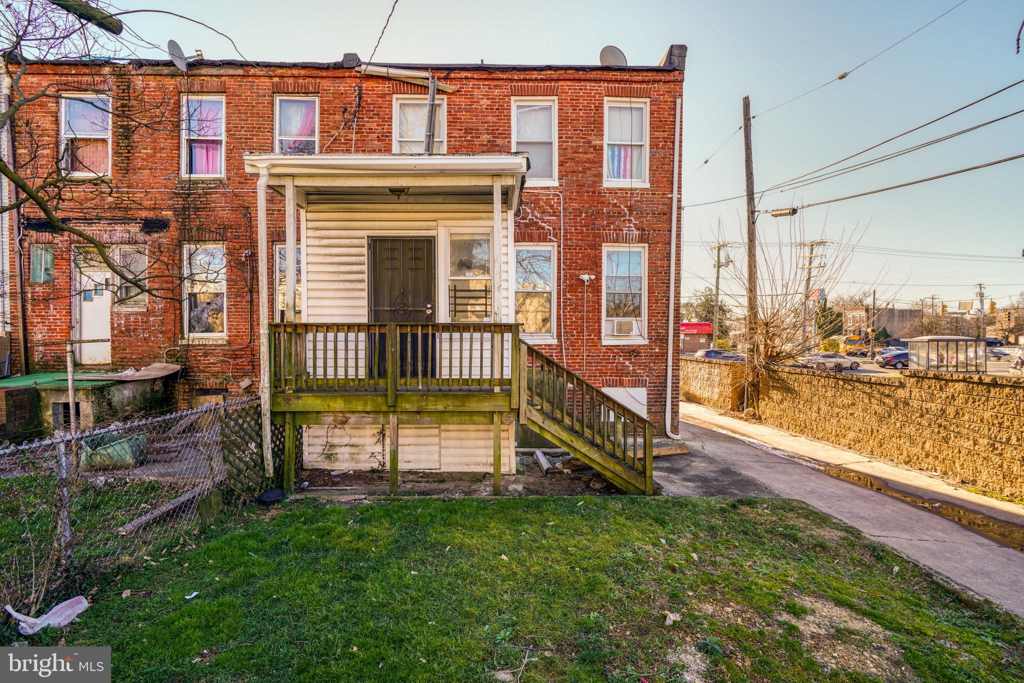 Main image without alt text