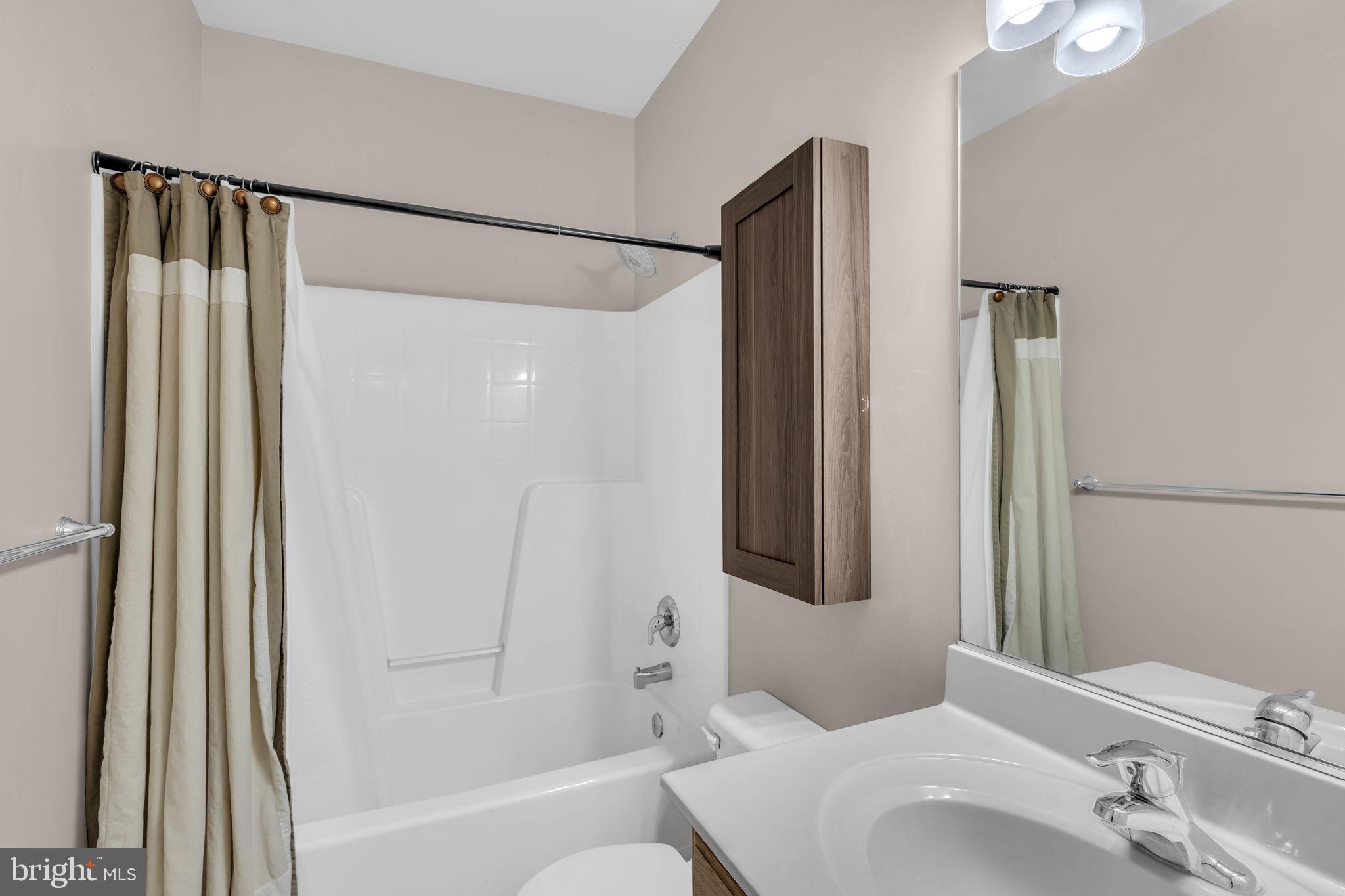 CASTLE CREEK - Residential Lease