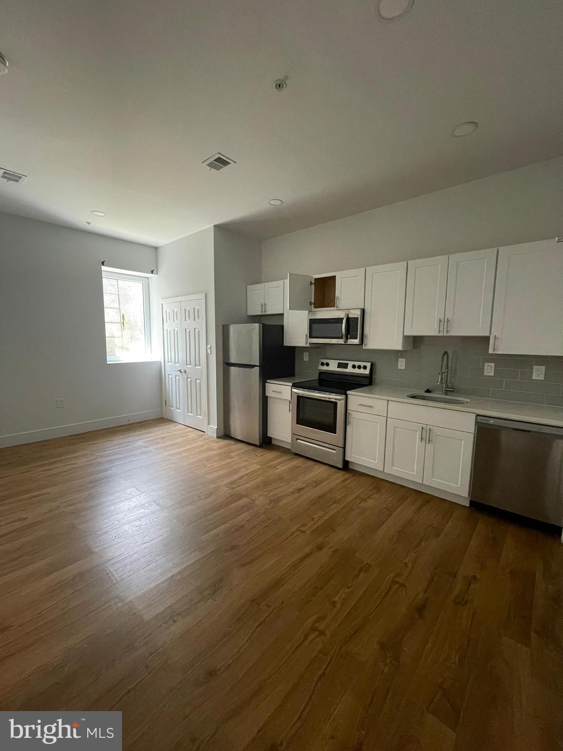 Stylish 1-Bedroom Apartment at Hillside Lofts – 6400 Haverford Ave, Philadelphia, PA
Welcome to Hillside Lofts, where modern design meets everyday convenience in the heart of West Philadelphia. This bright and spacious 1-bedroom, 1-bath apartment features an open floor plan, oversized windows, and sleek finishes throughout. The kitchen is equipped with stainless steel appliances, granite countertops, and contemporary cabinetry—perfect for cooking and entertaining.
Enjoy the comfort of central air, in-unit laundry, and secure keyless entry. The property also features a 24-hour security gate, offering added peace of mind.
Ideally located near public transit, shopping, and local restaurants, Hillside Lofts offers the perfect mix of style, security, and accessibility.