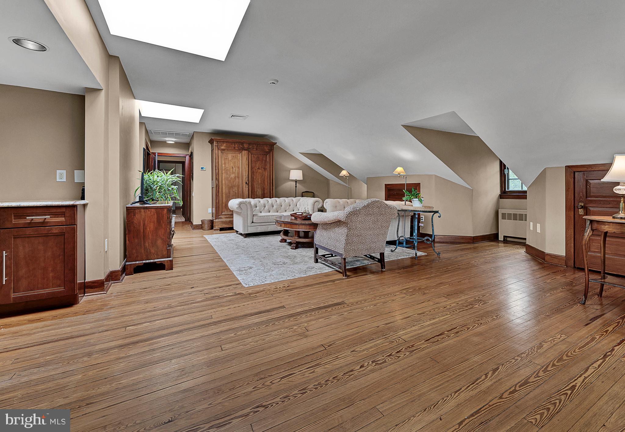 CHESTNUT HILL - Residential