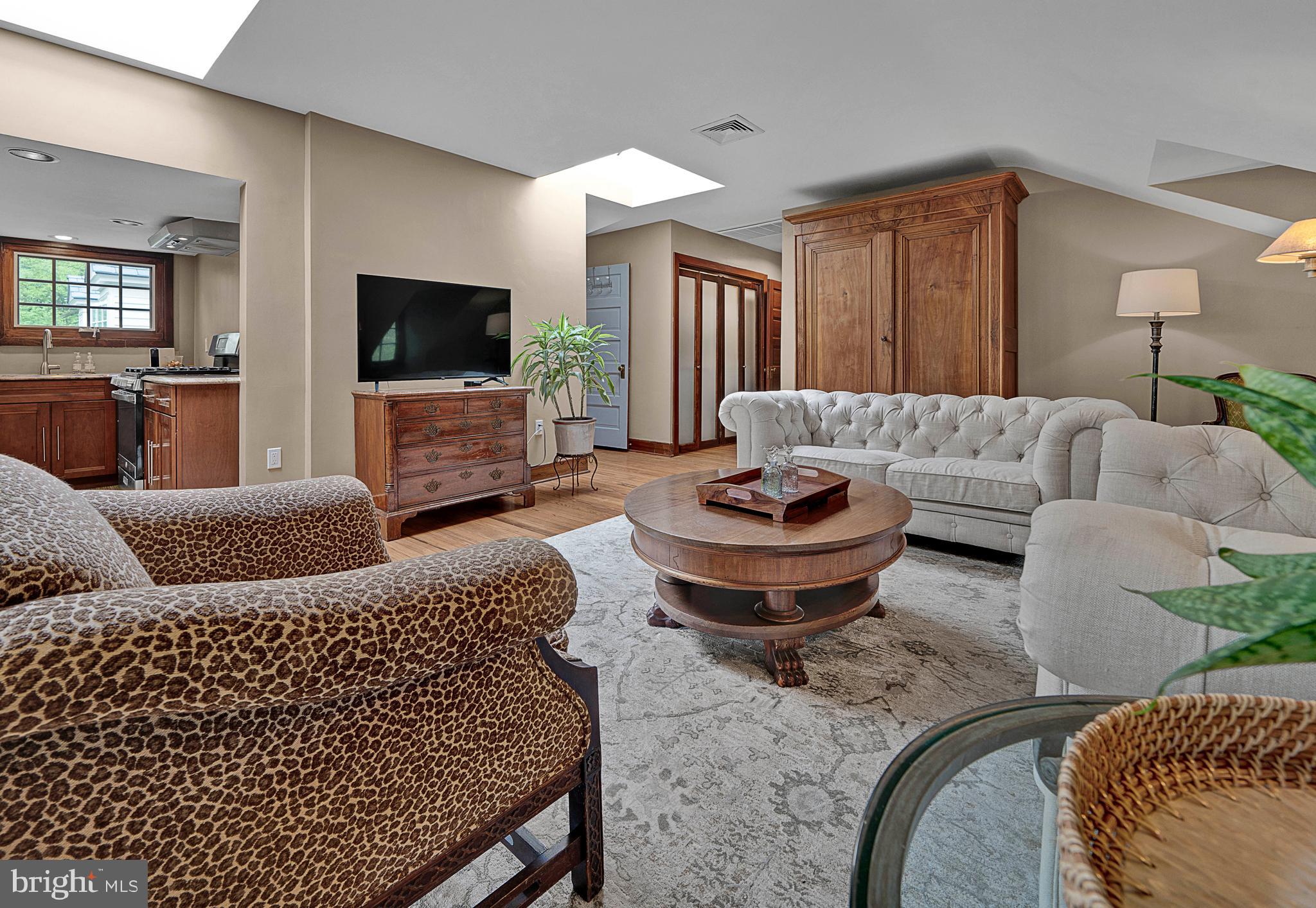 CHESTNUT HILL - Residential