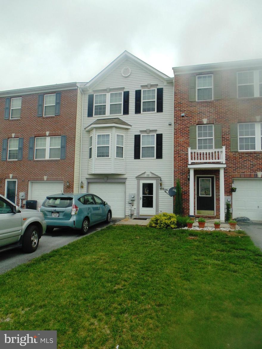 REDUCED PRICE AND SELLER WILL PAY $2000 IN CLOSING COSTS WITH FULL OFFER!3 Level Townhouse with 3BR,2.5 BA in quiet S/D.Appro. 1320 sq.ft. Owner being transferred. Master BR w/vaulted ceiling,& deluxe master BA w/separate tub & shower w/double bowl sinks.Crown Molding & Chair Rail in DR. Fenced back yard with double size gate, paved patio with fire pit and mature landscaping.
