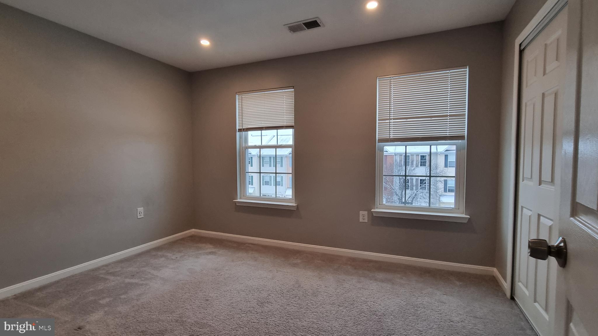 FAIR LAKES LAND BAY 4D - Residential Lease