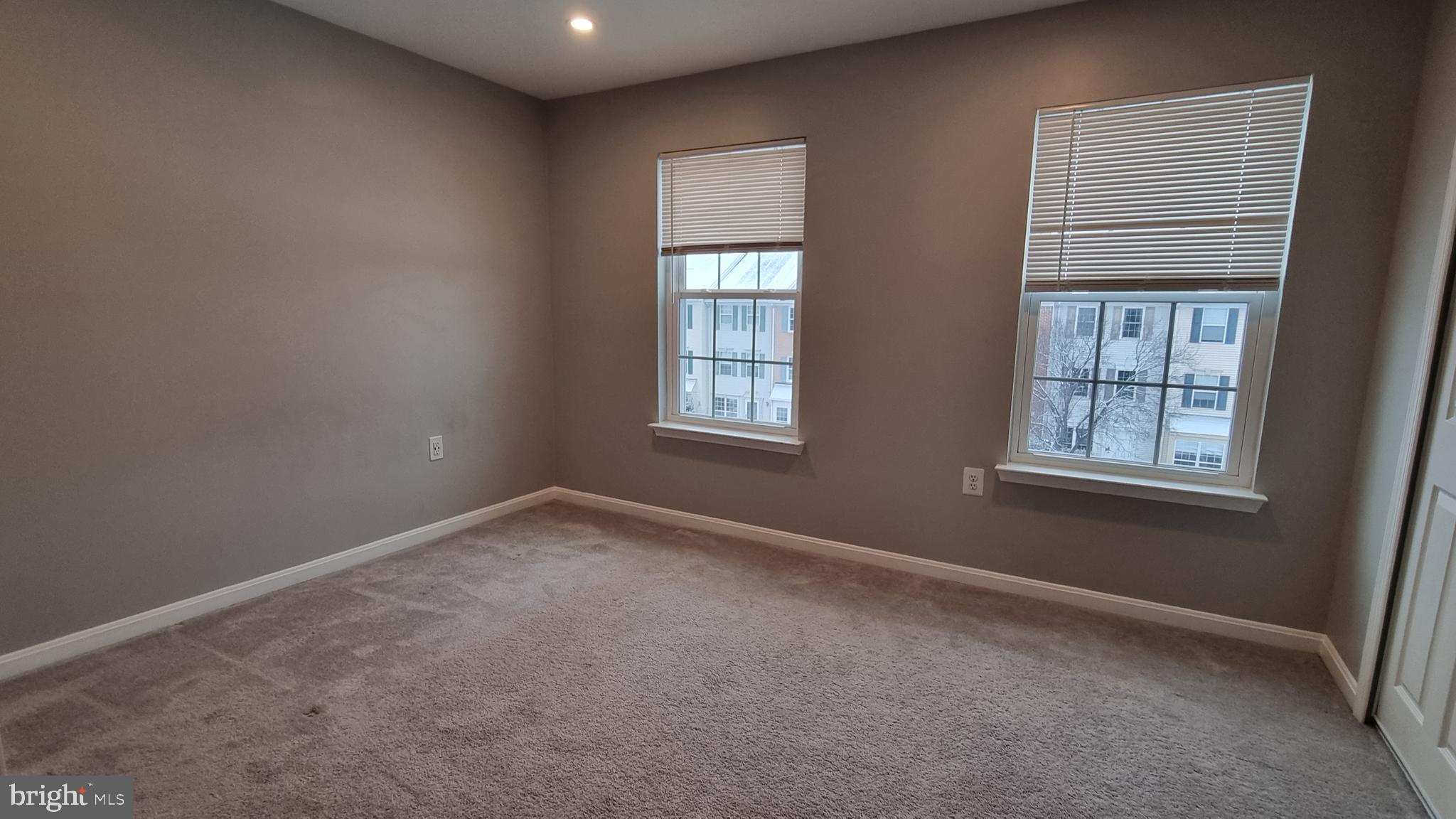 FAIR LAKES LAND BAY 4D - Residential Lease