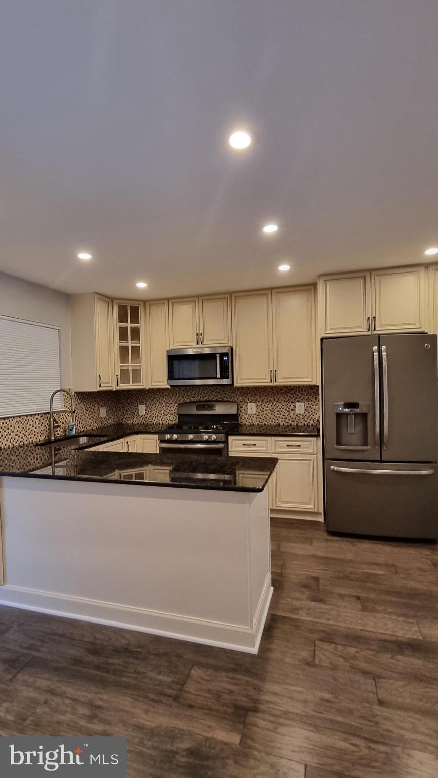 FAIR LAKES LAND BAY 4D - Residential Lease