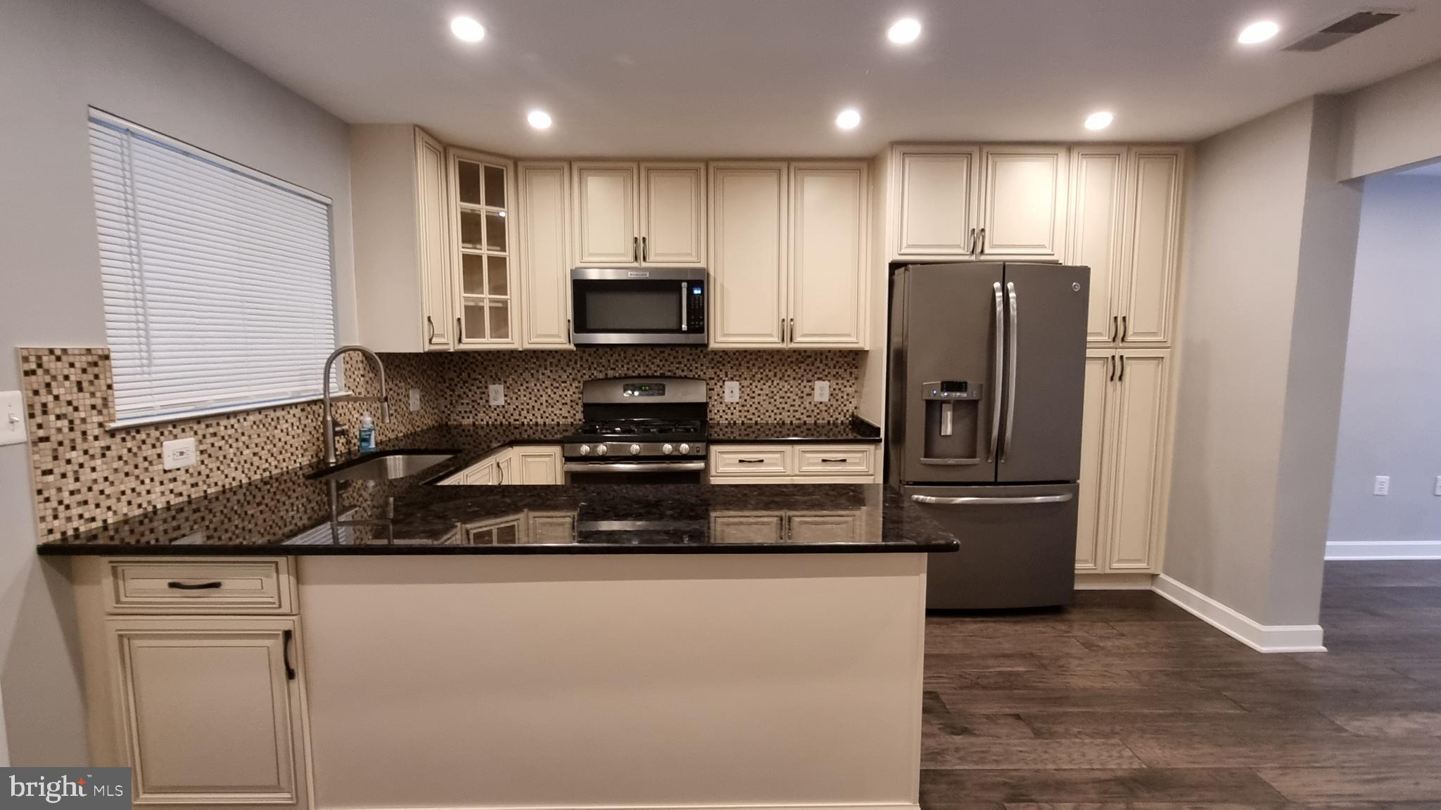 FAIR LAKES LAND BAY 4D - Residential Lease