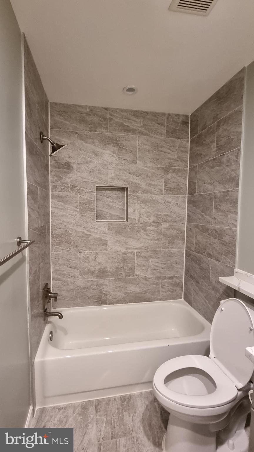 FAIR LAKES LAND BAY 4D - Residential Lease