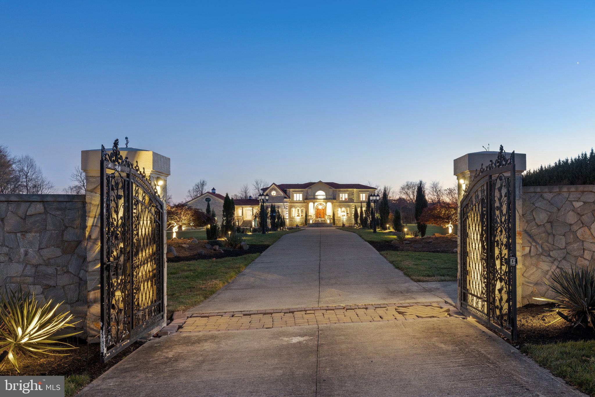 THE CHIMNEYS - Residential