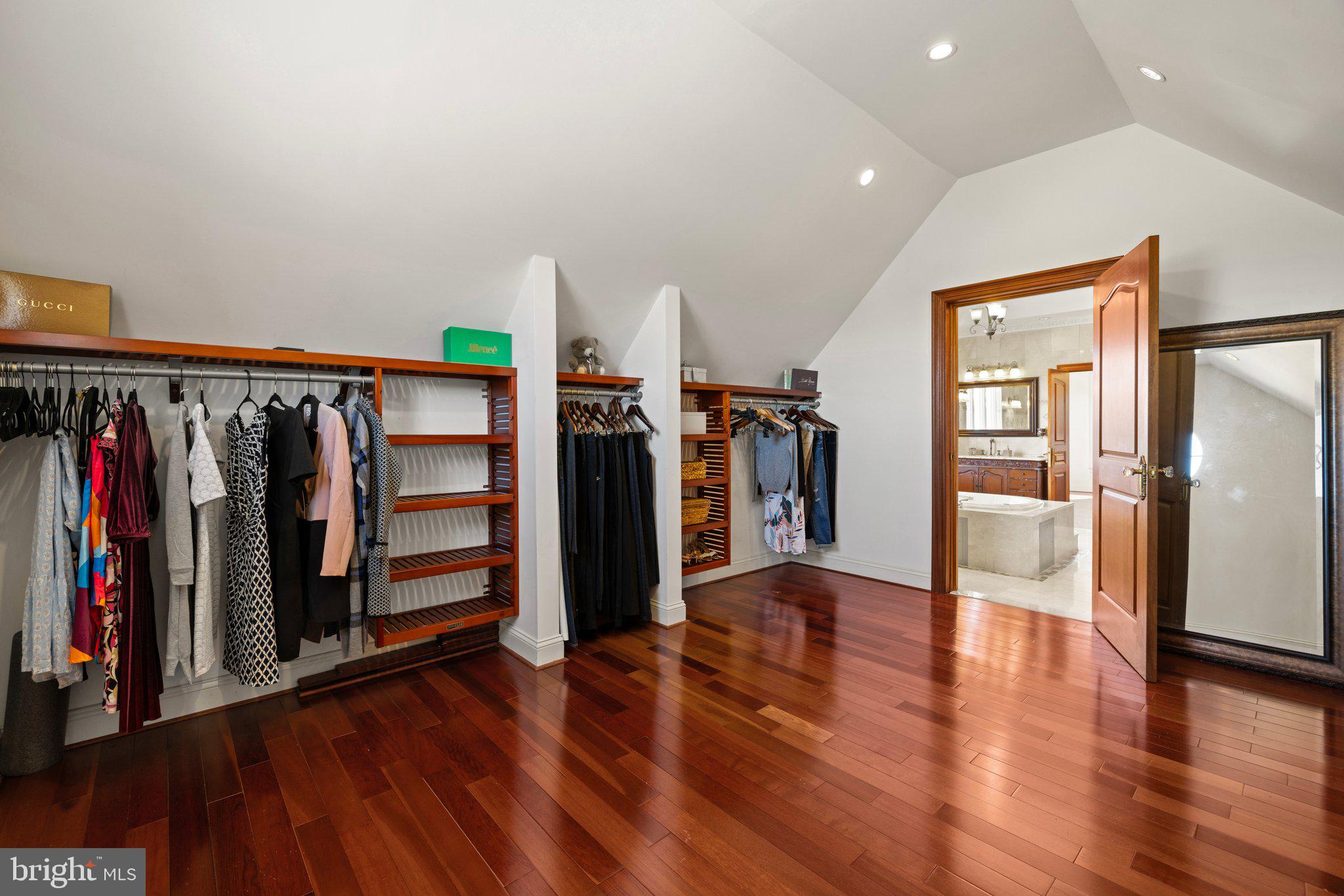 THE CHIMNEYS - Residential