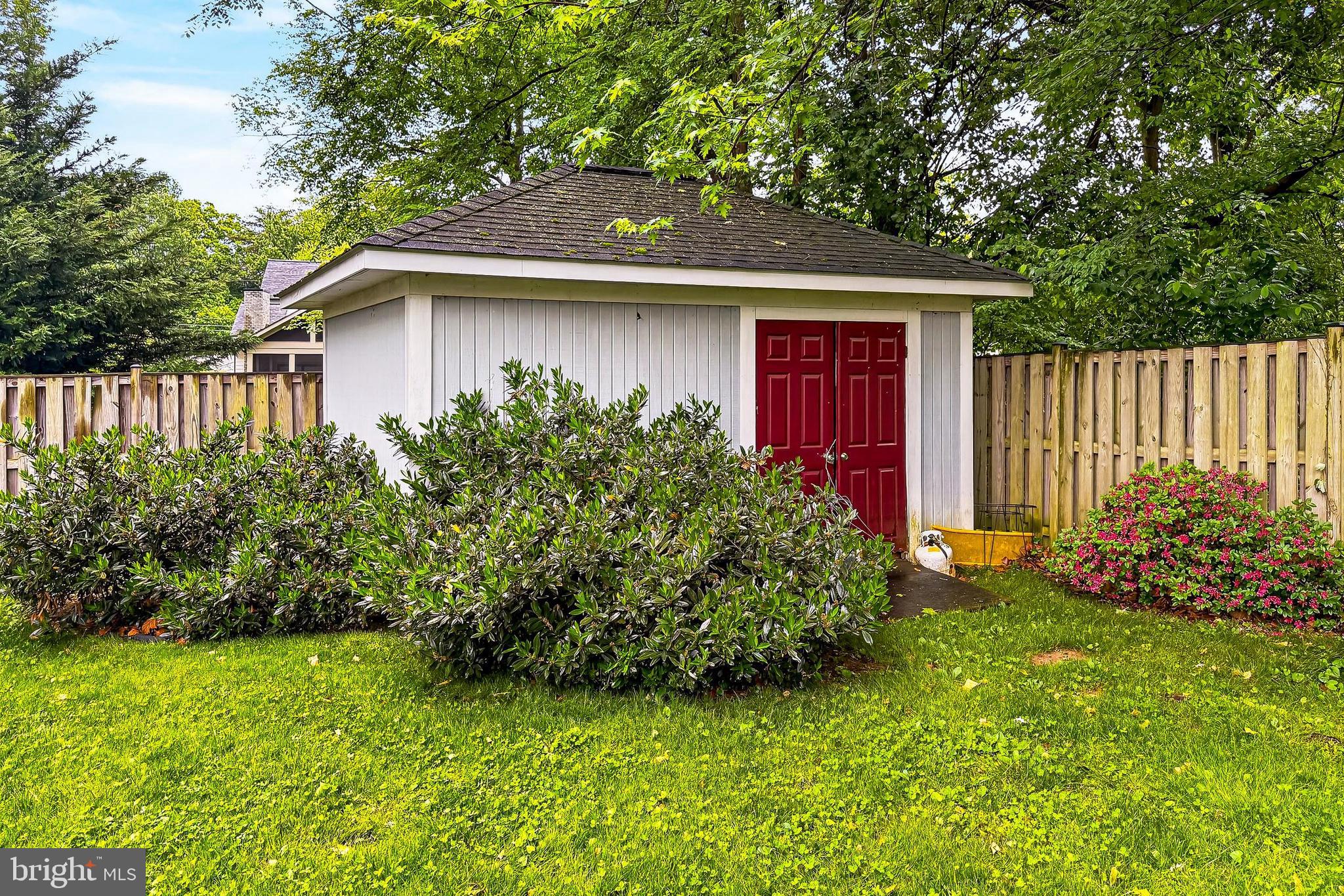 HAMPTONS OF MCLEAN - Residential
