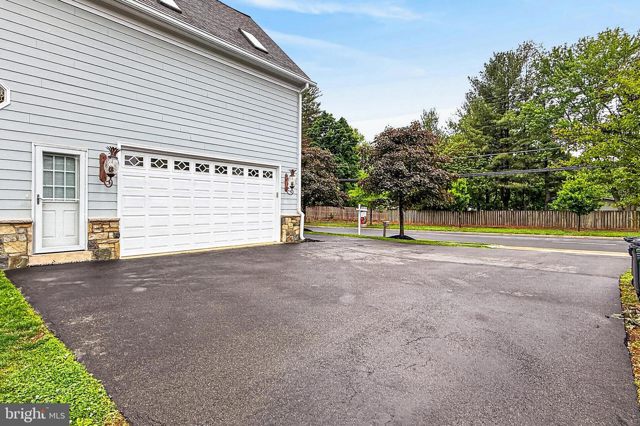 HAMPTONS OF MCLEAN - Residential