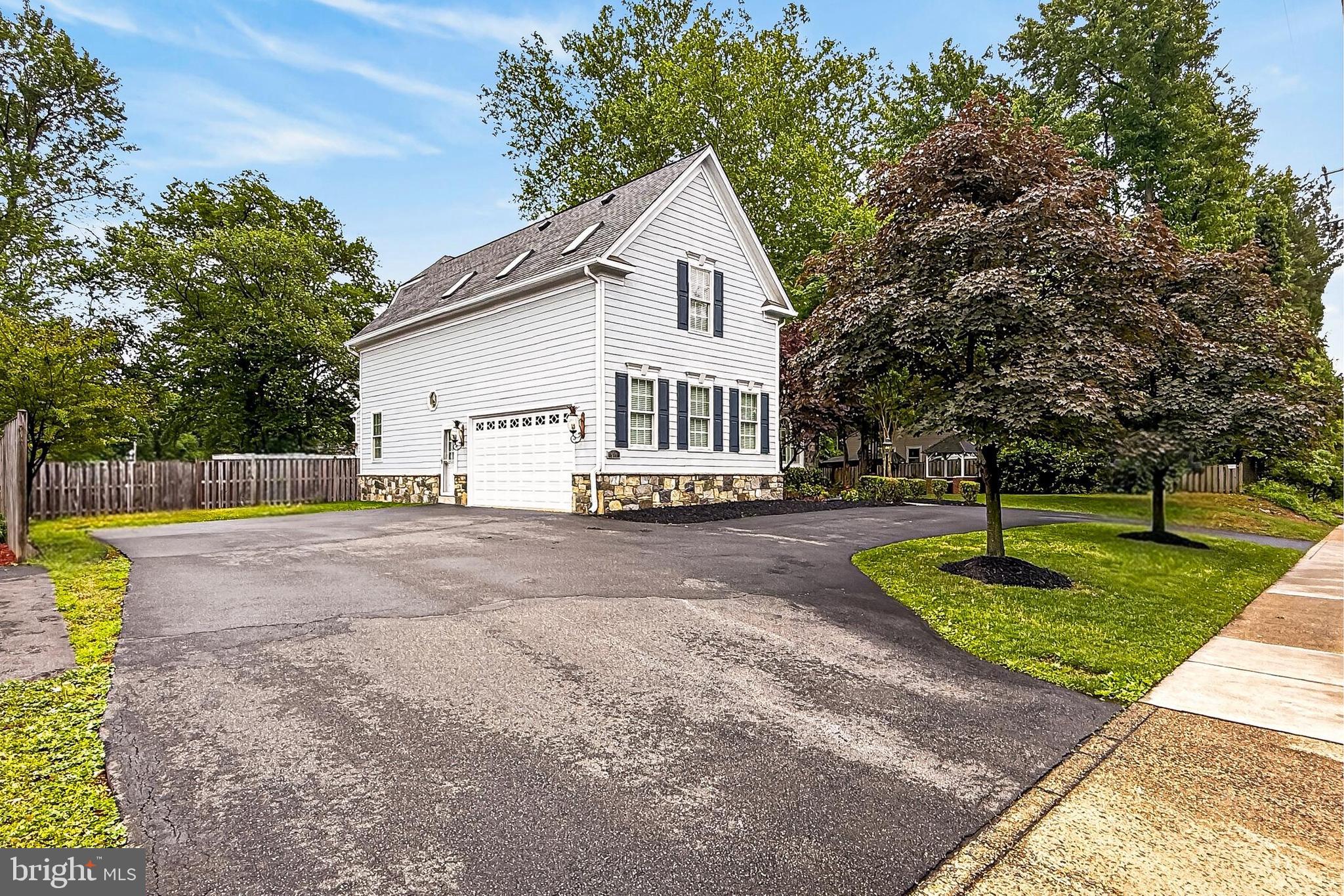 HAMPTONS OF MCLEAN - Residential