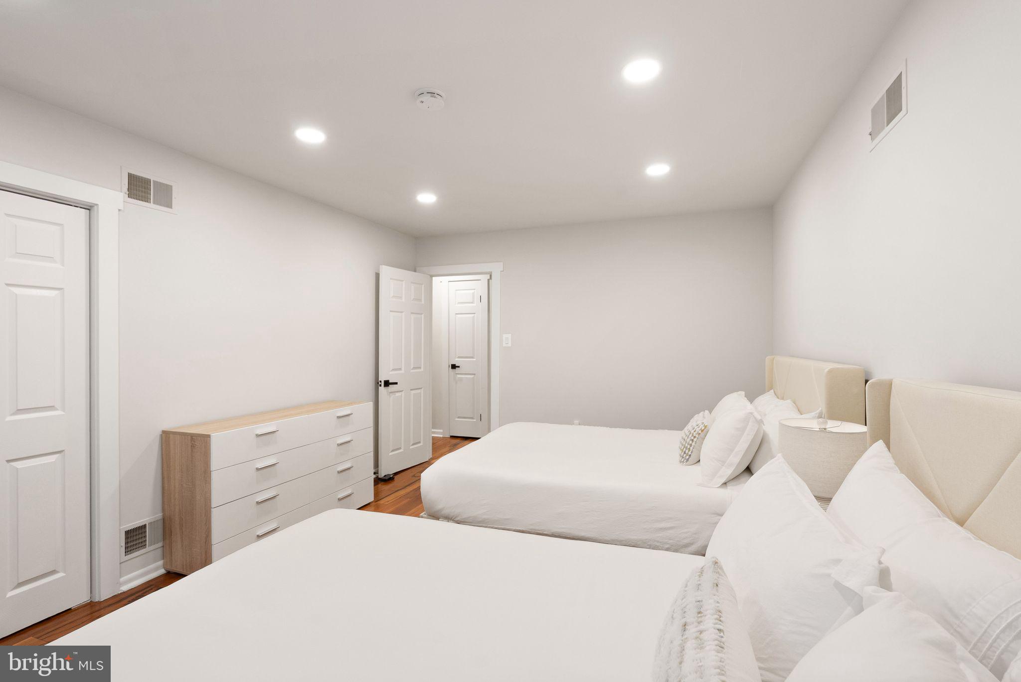 ANNANDALE ACRES - Residential