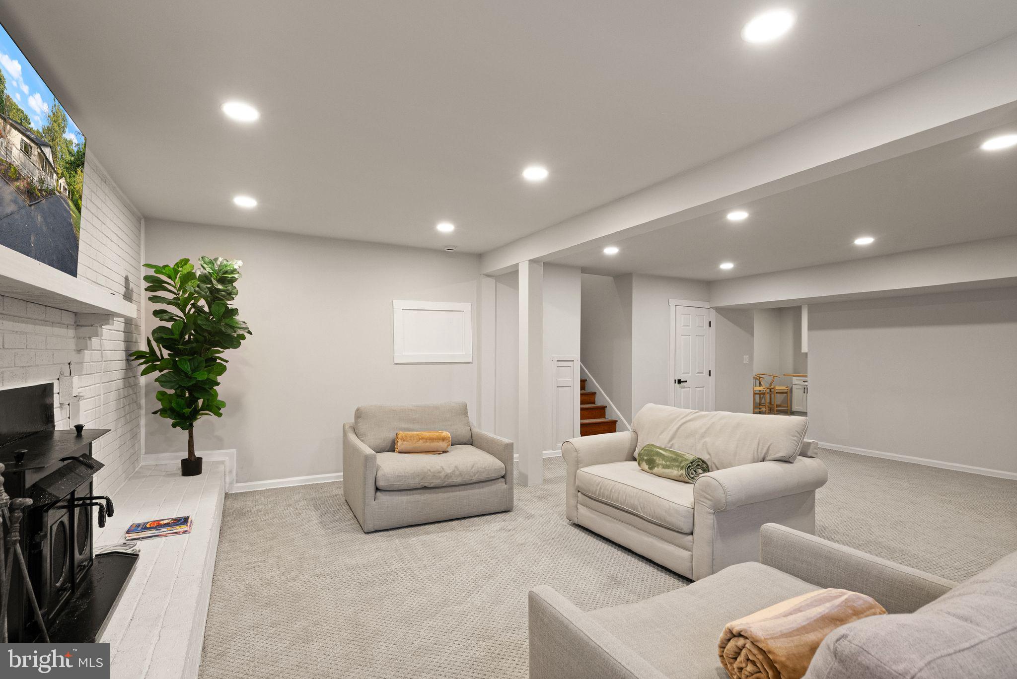 ANNANDALE ACRES - Residential